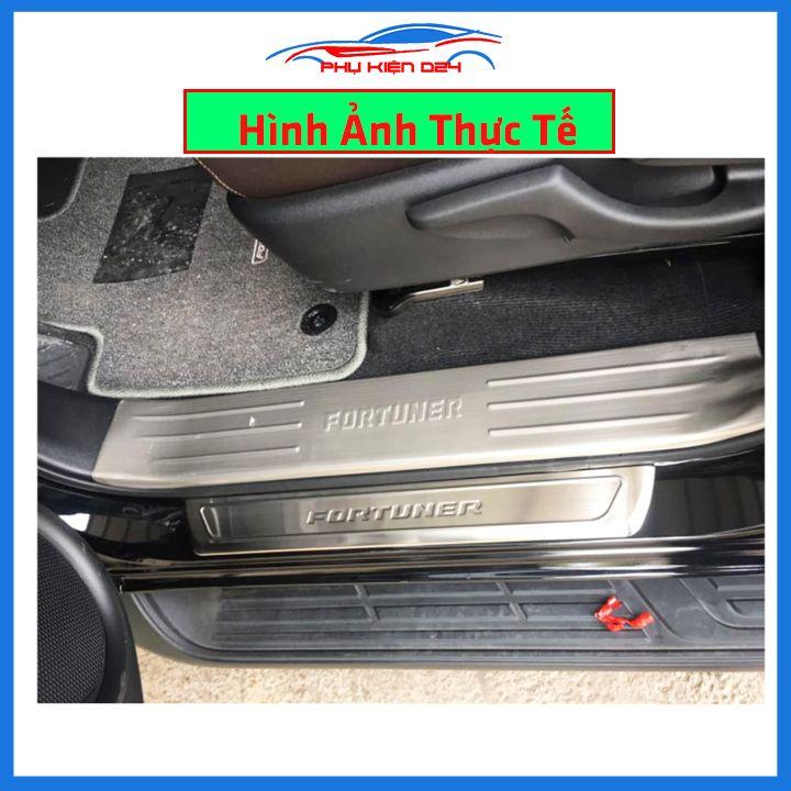 Bộ ốp bậc cửa trong ngoài nẹp bước chân Fortuner 2017-2018-2019-2020-2021-2022 Inox chống trầy trang trí xe