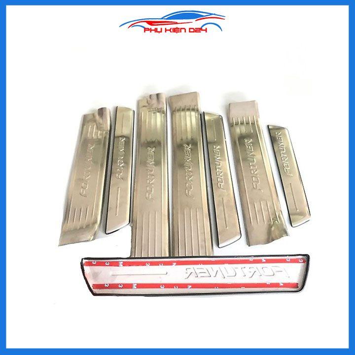 Bộ ốp bậc cửa trong ngoài nẹp bước chân Fortuner 2017-2018-2019-2020-2021-2022 Inox chống trầy trang trí xe
