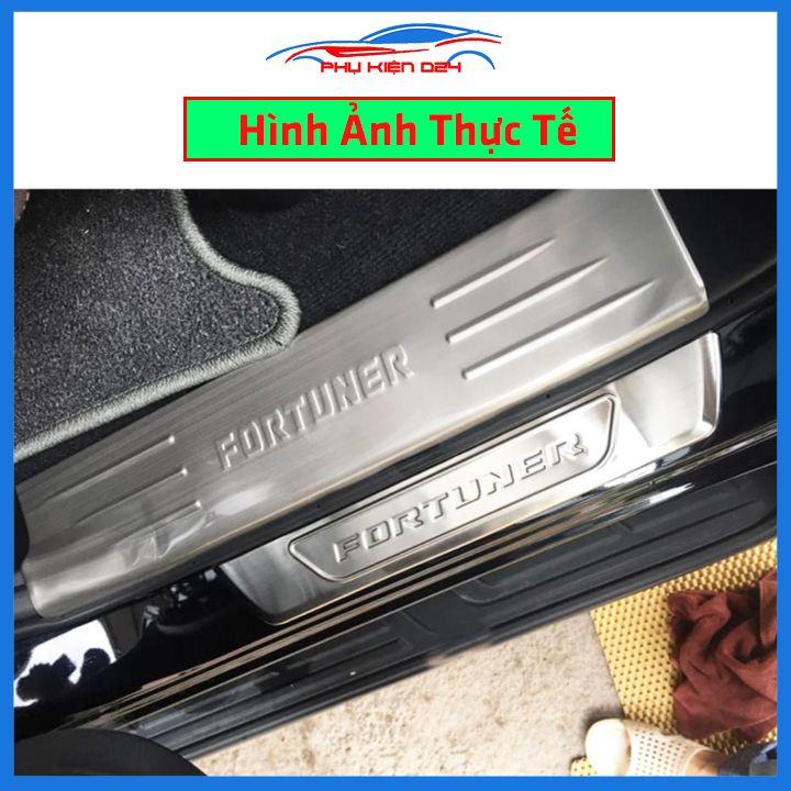 Bộ ốp bậc cửa trong ngoài nẹp bước chân Fortuner 2017-2018-2019-2020-2021-2022 Inox chống trầy trang trí xe