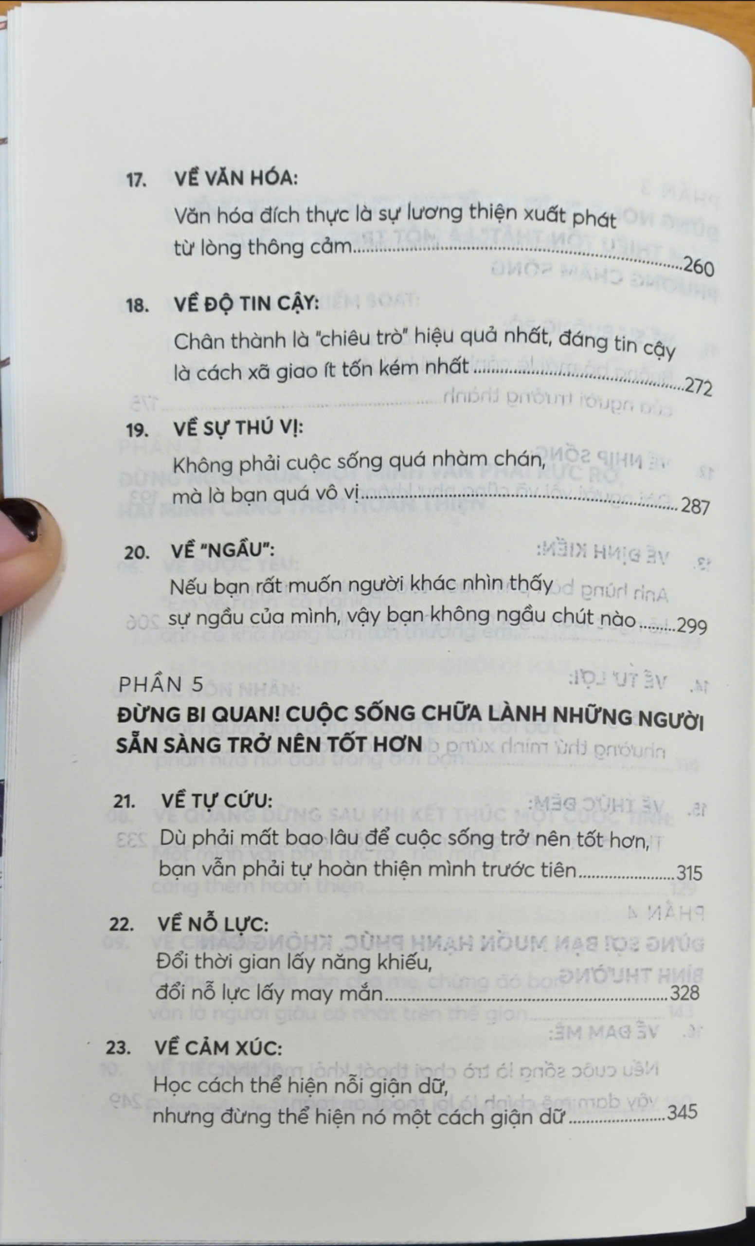 Sách - Thế giới rất huyên náo, là chính mình được rồi (Nhã Nam Official)