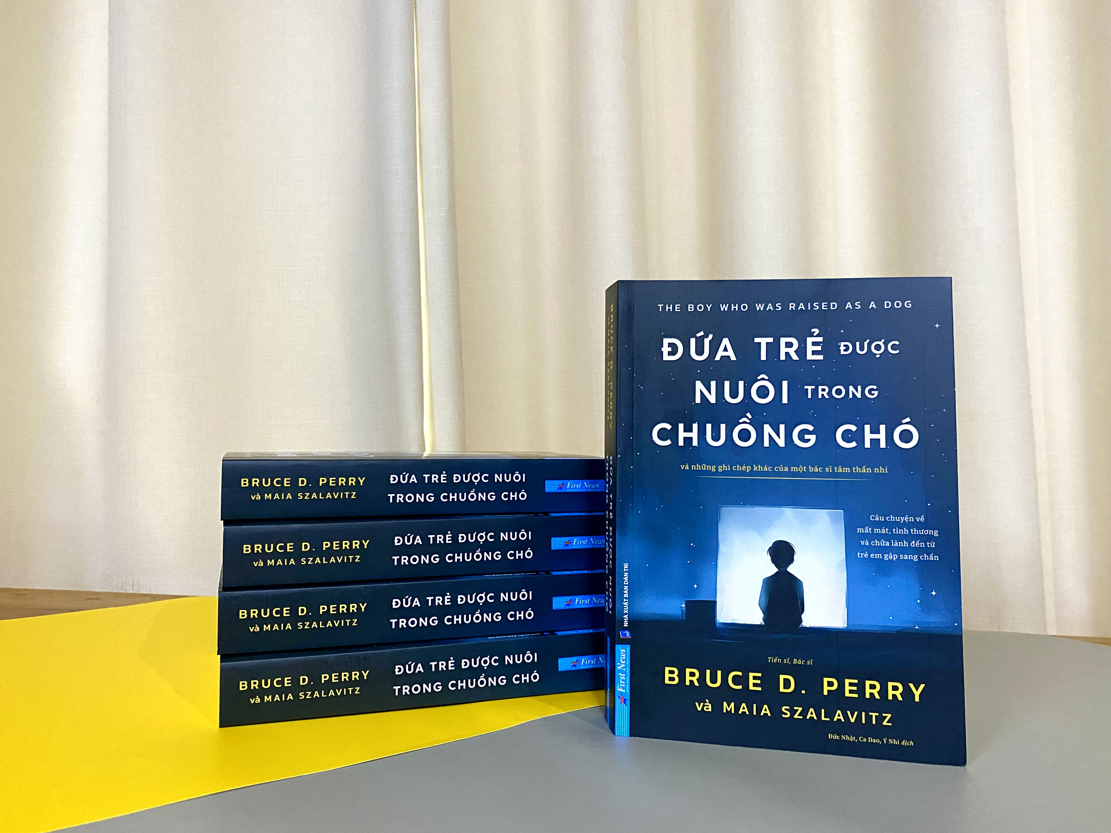 Sách Đứa Trẻ Được Nuôi Trong Chuồng Chó - First News