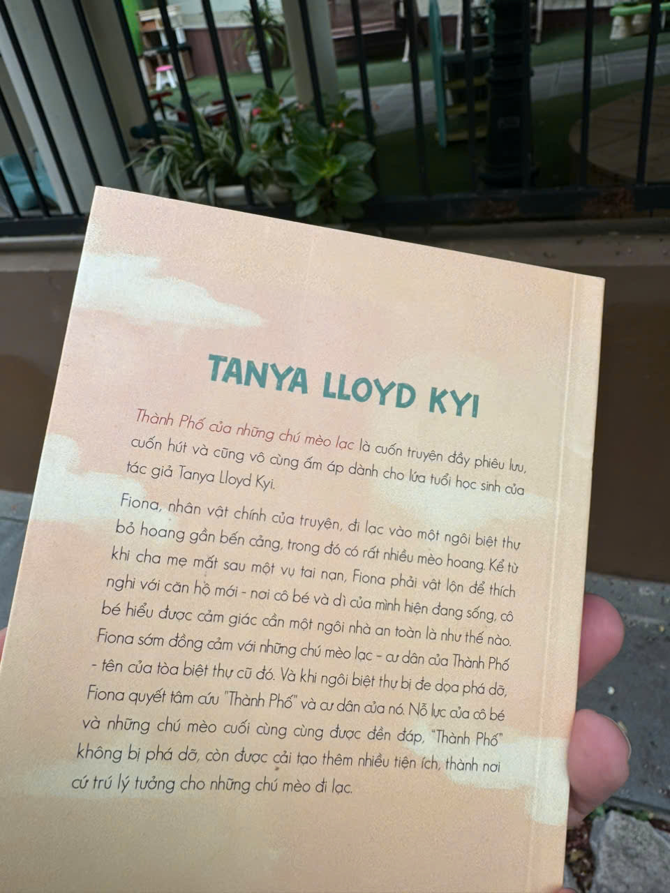 THÀNH PHỐ CỦA NHỮNG CHÚ MÈO LẠC - Tanya Lloyd Kyi - Nguyễn Thúy Quỳnh dịch - Đông Tây