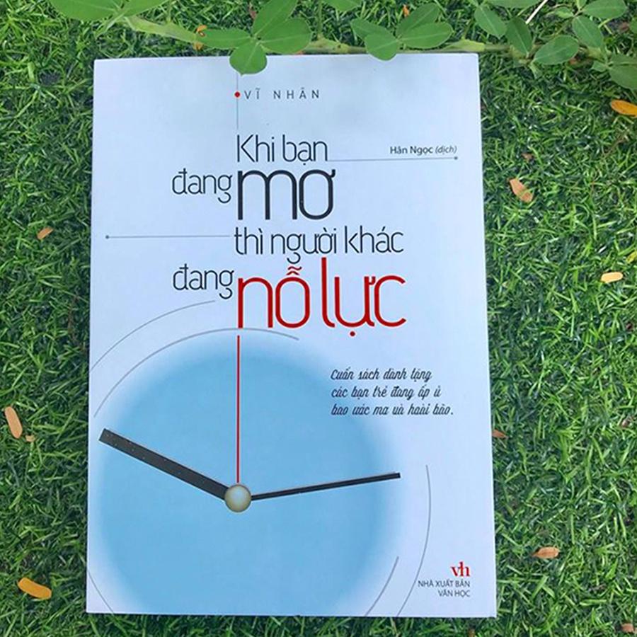Sách: Khi Bạn Đang Mơ Thì Người Khác Đang Nỗ Lực (TB)